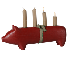 FORUDBESTILLING - Maileg - Lysestage - Advent - Træ - Gris - Rød - Stor