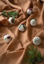 Gry&Sif - Ophæng - Julekugle - Hvid med hjerte og guirlande